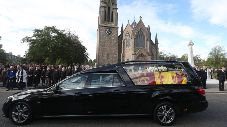 Στο Λονδίνο απόψε το φέρετρο της βασίλισσας Ελισάβετ μετά το λαϊκό προσκύνημα στο Εδιμβούργο