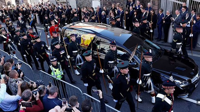 Βασίλισσα Ελισάβετ: Φραστική επίθεση στον πρίγκιπα Andrew κατά τη νεκρική πομπή – «Είσαι ένας άρρωστος γέρος» Βασίλισσα Ελισάβετ: Φραστική επίθεση στον πρίγκιπα Andrew κατά τη νεκρική πομπή – «Είσαι ένας άρρωστος γέρος»