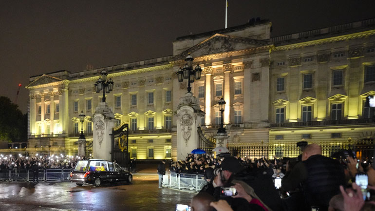Βρετανία: Στο Μπάκιγχαμ η σορός της βασίλισσας Ελισάβετ