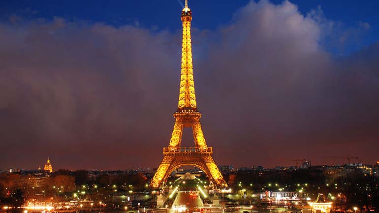 Η «Πόλη του Φωτός» κατεβάζει τους διακόπτες – «Στο σκοτάδι» τα μνημεία του Παρισιού