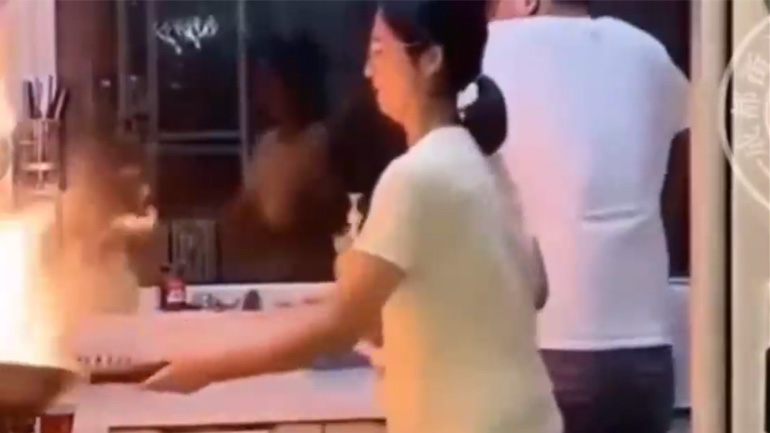 Τα αντανακλαστικά του μπαμπά στη φωτιά 