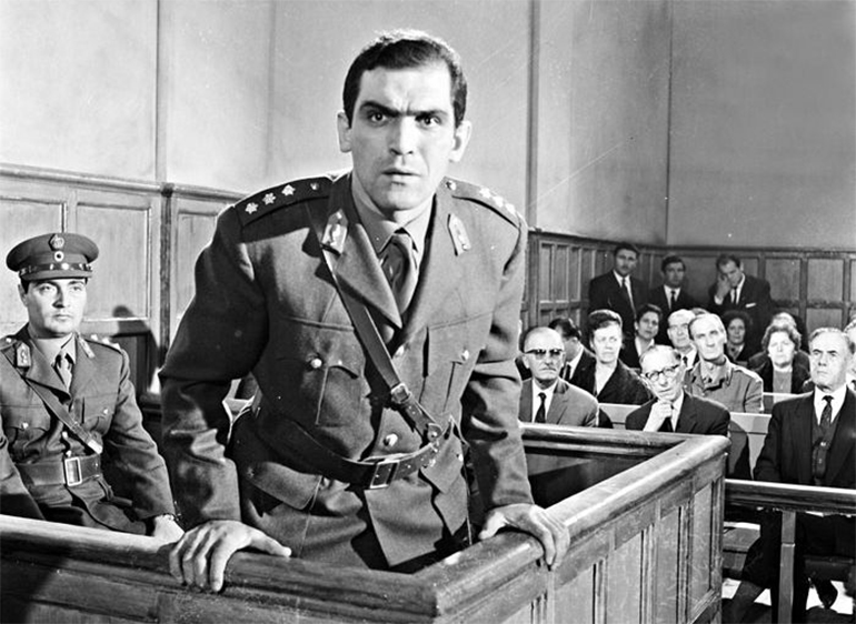 Ο Κώστας Καζάκος στην ταινία «Κοντσέρτο για πολυβόλα» (1967)