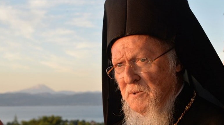 O Οικουμενικός Πατριάρχης υπέγραψε στο βιβλίο συλλυπητηρίων για τη βασίλισσα Ελισάβετ