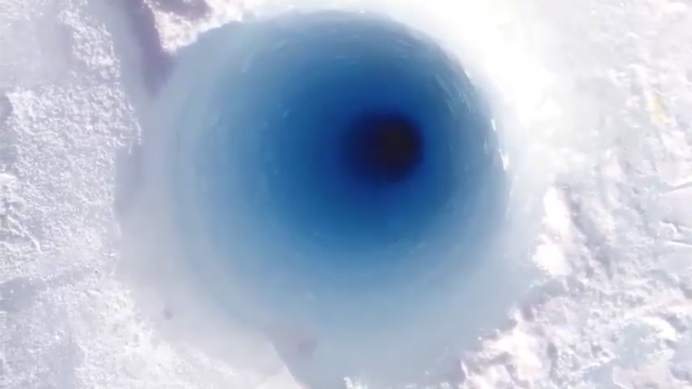 Ρίχνοντας ένα κομμάτι πάγου σε μια τρύπα 90 μέτρων