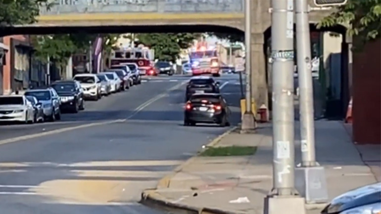 Δύο πυροσβεστικά οχήματα σε μια διασταύρωση