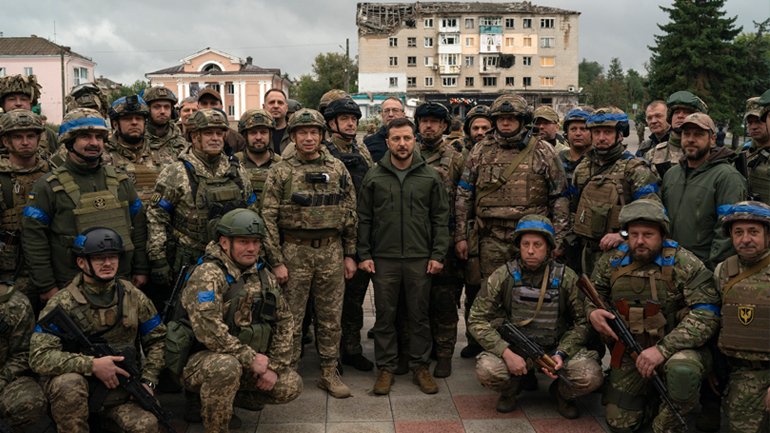 Στο Ιζιούμ μετέβη ο Ζελένσκι, την πόλη που ανακατέλαβε ο στρατός από τους Ρώσους