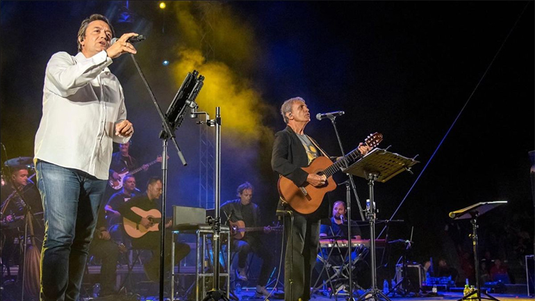 Ο Γιώργος Νταλάρας και ο Γιάννης Κότσιρας στο Θέατρο Βράχων