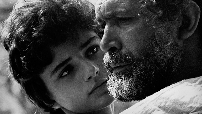 Αφιερωμένες στη μνήμη της Ειρήνης Παπά και του Κώστα Καζάκου οι υπαίθριες προβολές του Δημοτικoύ Θεάτρου Πειραιά