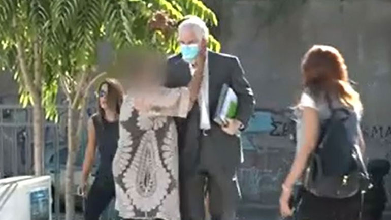 Πέτρος Φιλιππίδης: Aθίγγανη θαυμάστριά του τον φίλησε έξω από τα δικαστήρια