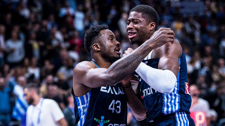 O Θανάσης Αντετοκούνμπο παρηγορεί τον αδερφό του, Κώστα, ο οποίος έχει βάλει τα κλάματα, μετά τον αποκλεισμό της Εθνικής μας