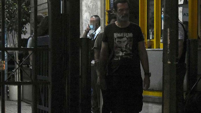 Συντετριμμένος ο Κωνσταντίνος Καζάκος από τον θάνατο του πατέρα του – Φωτογραφίες έξω από τον Ευαγγελισμό