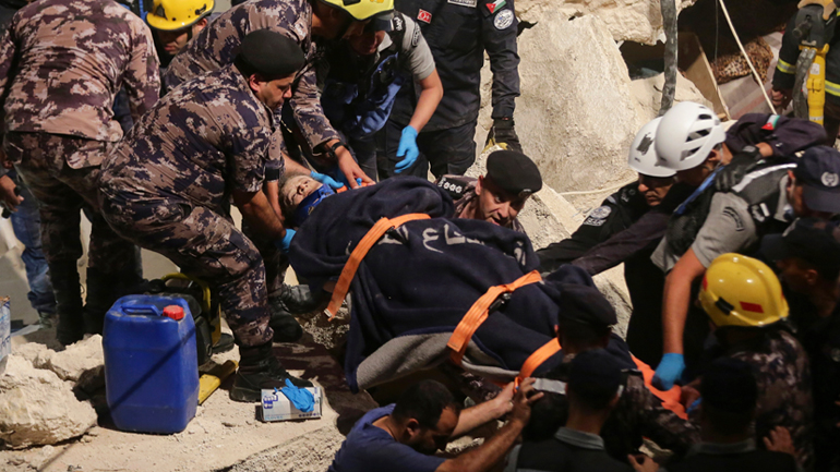 Συνεχίζονται οι έρευνες για εγκλωβισμένους στα ερείπια κτιρίου που κατέρρευσε στο Αμάν