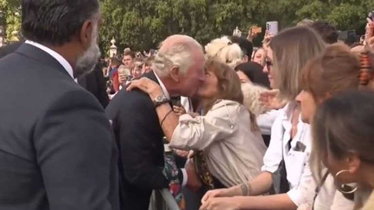 Μεγάλη Βρετανία: Η Κύπρια θαυμάστρια της βασιλικής οικογένειας που φίλησε τον βασιλιά Κάρολο