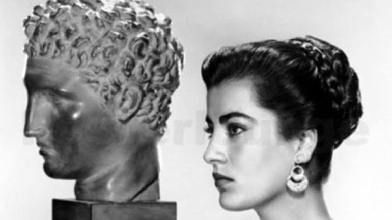 Λες και ζωντάνεψε μια Καρυάτιδα