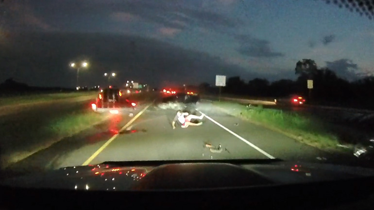 Aυτοκίνητο αποφεύγει οριακά οδηγό που έπεσε στον δρόμο μετά από τροχαίο ατύχημα 