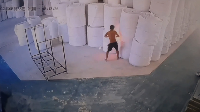 Ρολά λαμπαδιάζουν αστραπιαία σε αποθήκη