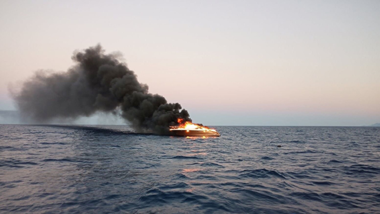 Κεφαλονιά: Πυρκαγιά και βύθιση του σκάφους «GOLD LADY»