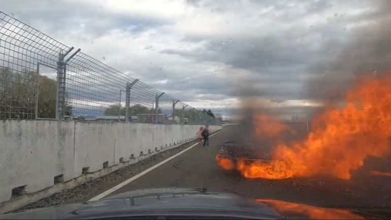 Κάμερα καταγράφει φλεγόμενο όχημα σε αγώνες