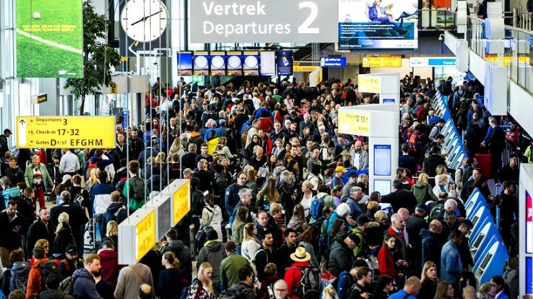 Ολλανδία: Παραιτήθηκε ο διευθυντής του αεροδρομίου Σίπχολ