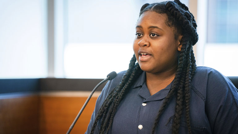 ΗΠΑ: Διαδικτυακός έρανος για  17χρονη που σκότωσε τον βιαστή της – Καλείται να αποζημιώσει την οικογένειά του