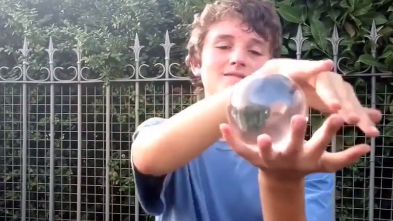 Ο νεαρός ζογκλέρ με την κρυστάλλινη σφαίρα