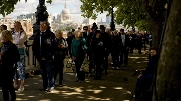 Βασίλισσα Ελισάβετ: Ουρά 8 χλμ. και 14 ώρες αναμονή στο λαϊκό προσκύνημα