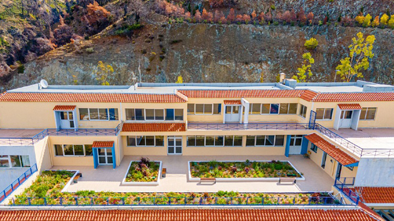 Β. Εύβοια: Η Αθηναϊκή Ζυθοποιία αναβάθμισε και παρέδωσε δύο σχολικά κτίρια