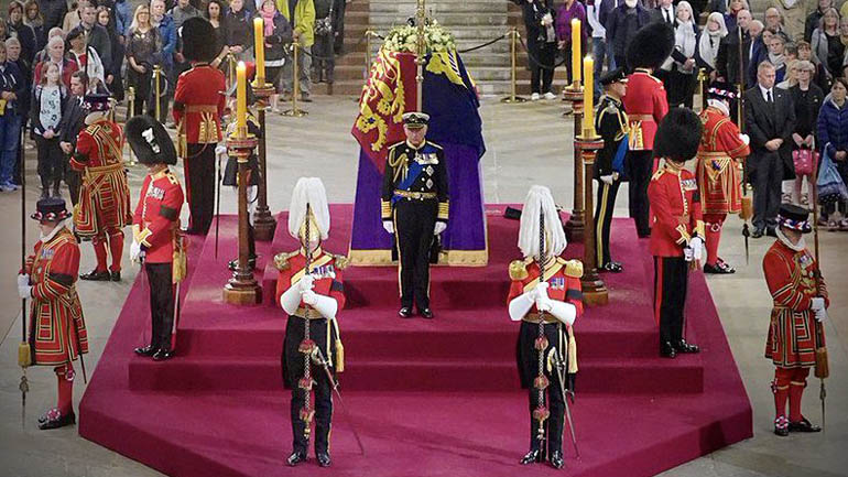Βασίλισσα Ελισάβετ: Τα τέσσερα παιδιά της πήραν θέσεις γύρω από το φέρετρο