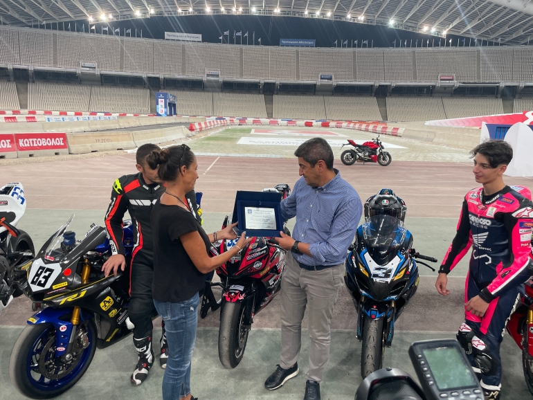 Η Πρόεδρος της Α.ΜΟΤ.Ο.Ε. κα Μαρία Τσεσμελή απονέμει πλακέτα στον Υφυπουργό Αθλητισμού Λευτέρη Αυγενάκη