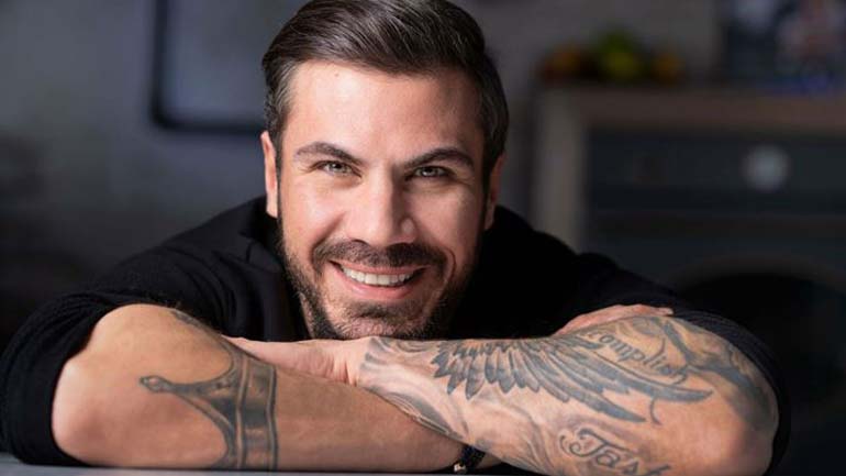 Ο Άκης Πετρετζίκης έγινε μπαμπάς για δεύτερη φορά – Η πρώτη φωτογραφία με τη νεογέννητη κόρη του