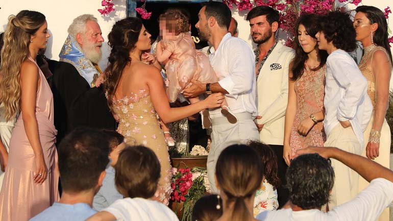 Σάκης Τανιμανίδης – Χριστίνα Μπόμπα: Τα πρώτα στιγμιότυπα από την βάφτιση των διδύμων