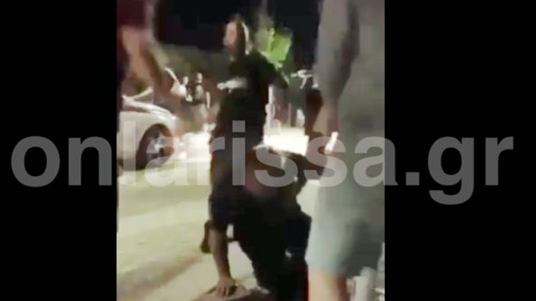 Άγριος ξυλοδαρμός αστυνομικών από νεαρούς στη Λάρισα