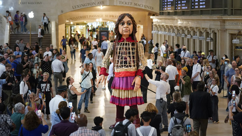 Έφτασε στη Νέα Υόρκη η τεράστια μαριονέτα Αμάλ