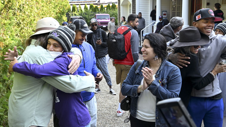 ΗΠΑ: Οι μετανάστες που στάλθηκαν στο νησί Μάρθας Βίνγιαρντ θα στεγαστούν προσωρινά σε στρατιωτική βάση
