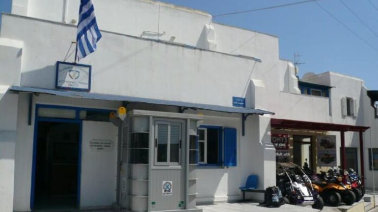 Γυναίκα στη Νάξο συνελήφθη γιατί έδειρε τον άντρα της με σκουπόξυλο και καλώδιο