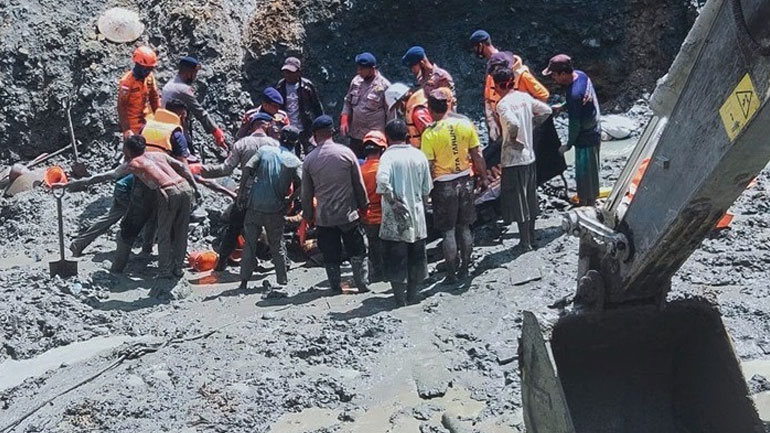 Ινδονησία: Τουλάχιστον επτά νεκροί σε χρυσωρυχείο που θάφτηκε από κατολίσθηση
