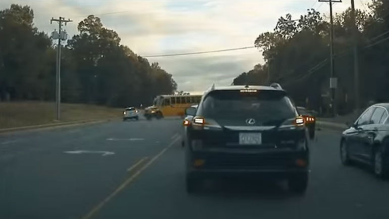 Σχολικό «τιμωρεί» ανυπόμονο οδηγό που προσπερνά από το αντίθετο ρεύμα