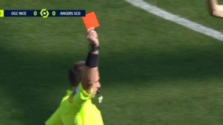 Ποδοσφαιριστής της Νις αποβλήθηκε με απευθείας κόκκινη εννιά δευτερόλεπτα μετά τη σέντρα του αγώνα!