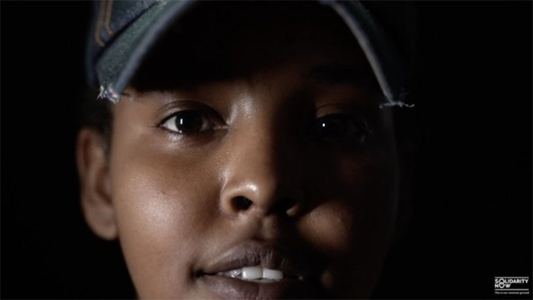 Οι δυσκολίες ενηλικίωσης έξι ασυνόδευτων προσφυγόπουλων στις «Νύχτες Πρεμιέρας»