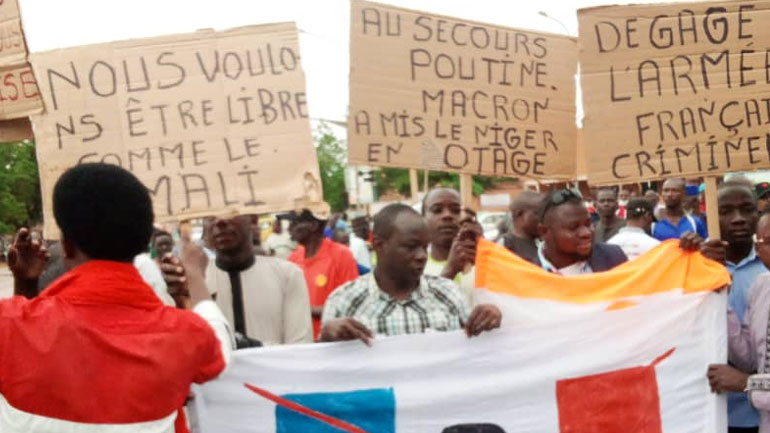 Νίγηρας: Εκατοντάδες διαδηλωτές εναντίον της στρατιωτικής παρουσίας της Γαλλίας