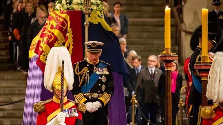 Βρετανία: Με ένα χειρόγραφο σημείωμα αποχαιρέτισε ο βασιλιάς Κάρολος τη μητέρα του