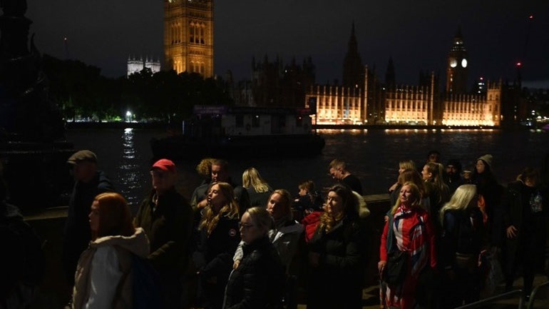 Βρετανία: Εκατοντάδες πολίτες σηκώθηκαν από το ξημέρωμα για την κηδεία της βασίλισσας Ελισάβετ