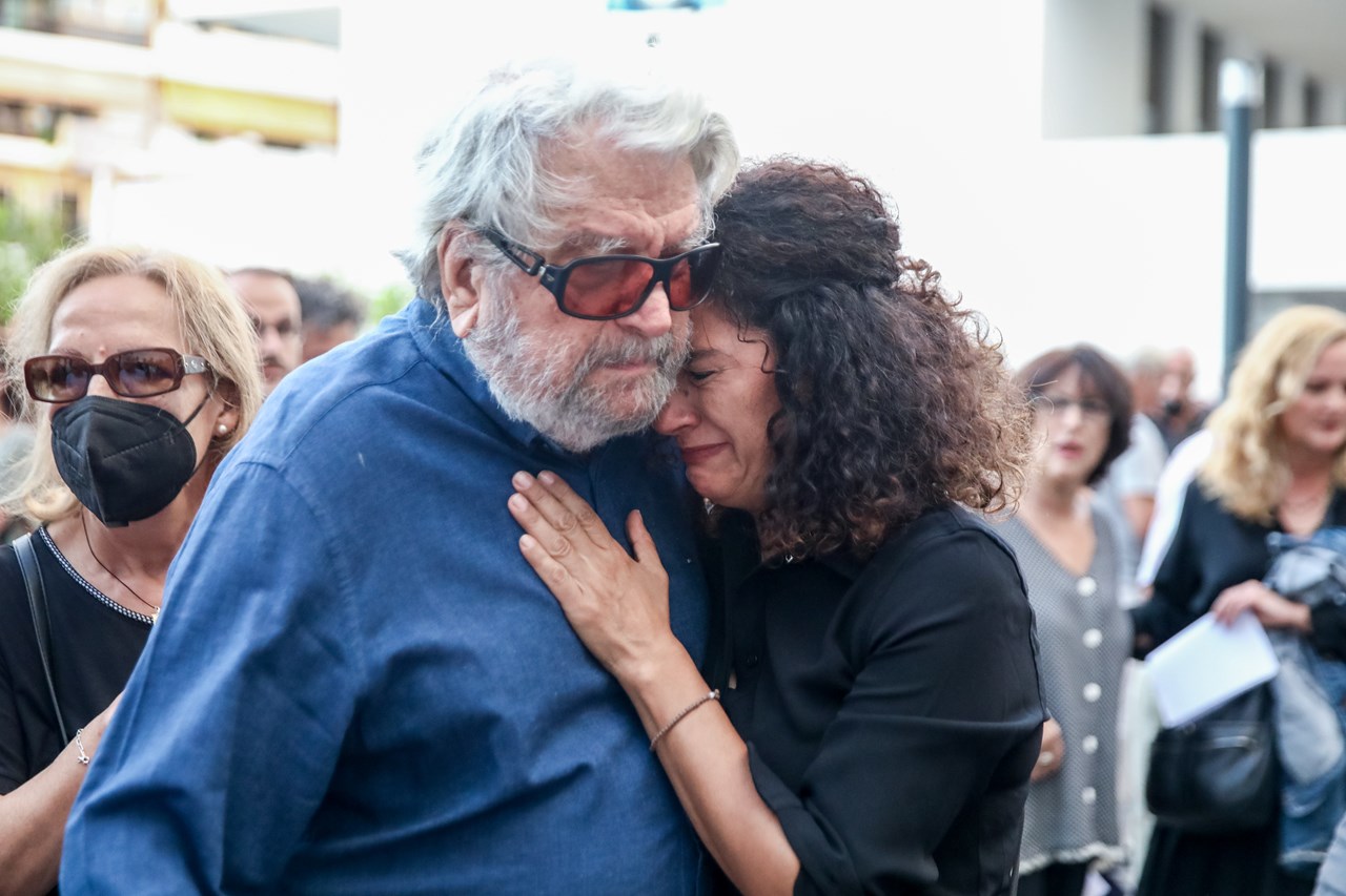 η Σύζυγός του Τζένη Κόλλια- Καζάκου, κλαίει στην αγκαλιά του Άγγελου Αντωνόπουλου