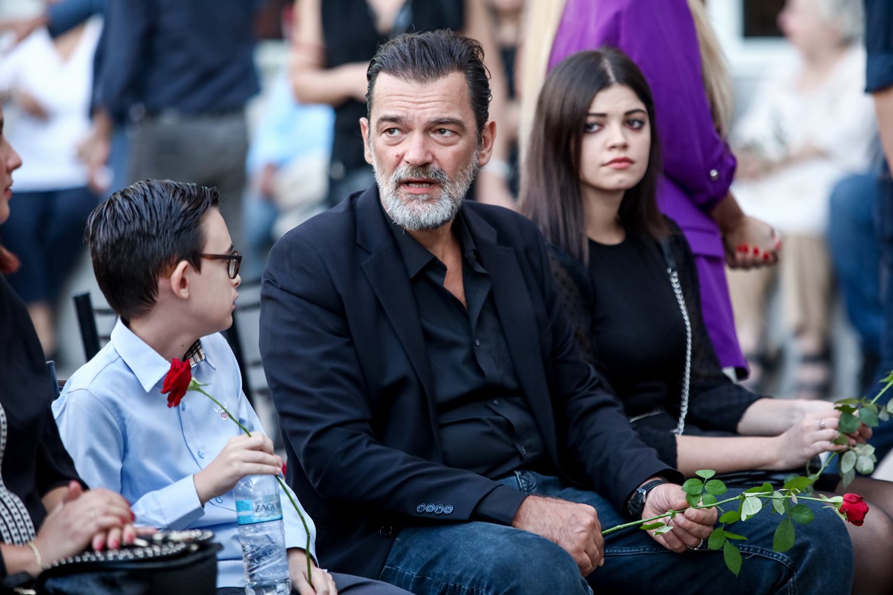 Ο γιος του Κωνσταντίνος Καζάκος με τα παιδιά του Τζένη και Ιάσονα, και εγγόνια του εκλιπόντα ηθοποιού