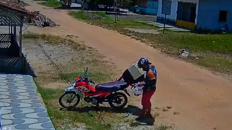 Σκύλος ληστεύει ντελιβερά