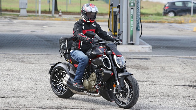 Κατασκοπευτικές φωτογραφίες της νέας Ducati Diavel V4