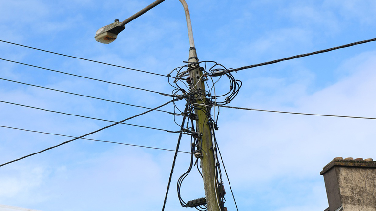 Ναύπακτος: Άγνωστοι έκλεψαν καλώδιο δημοτικού φωτισμού