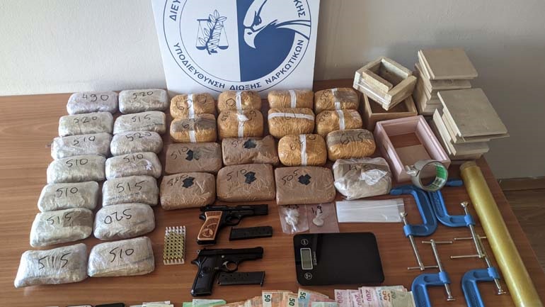 Κοκαΐνη αξίας 6 εκατ. ευρώ κατασχέθηκε στο λιμάνι του Πειραιά Κοκαΐνη αξίας 6 εκατ. ευρώ κατασχέθηκε στο λιμάνι του Πειραιά