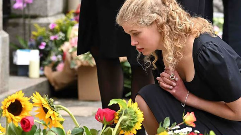 Lady Louise Windsor: Το ιδιαίτερο κόσμημα που φόρεσε η μικρότερη εγγονή της Βασίλισσας Ελισάβετ για να την τιμήσει Lady Louise Windsor: Το ιδιαίτερο κόσμημα που φόρεσε η μικρότερη εγγονή της Βασίλισσας Ελισάβετ για να την τιμήσει