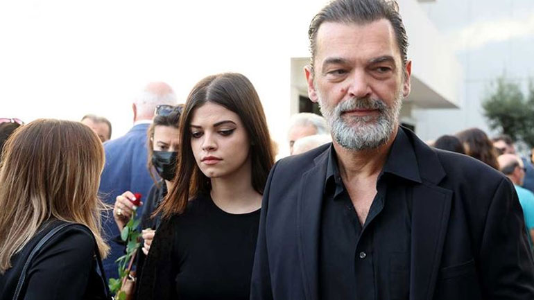 Κωνσταντίνος Καζάκος: Μαζί με τα παιδιά του στην αποχαιρετιστήρια τελετή για τον πατέρα του, Κώστα Καζάκο